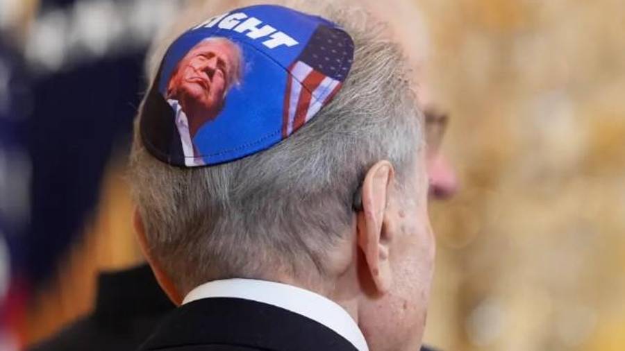 El sobreviviente del Holocausto Jerry Wartski asiste a una recepción de Hanukkah en el Salón Este de la Casa Blanca.