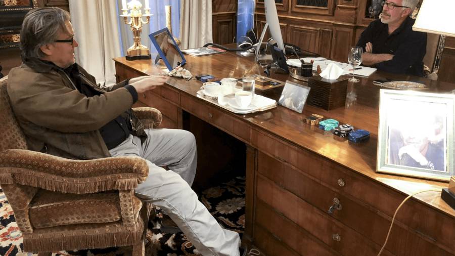 Una foto sin fecha proporcionada por el Departamento de Justicia de EU muestra a Stephen Bannon con Jeffrey Epstein.