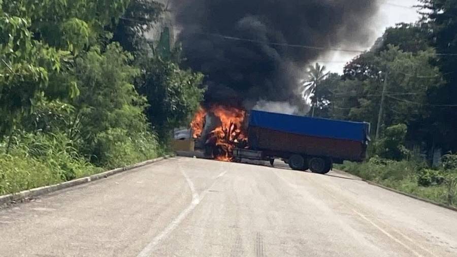 Reportan enfrentamientos armados, quema de vehículos y bloqueos carreteros, en Chiapas