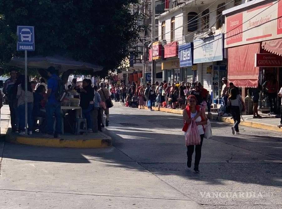 $!Se observa a cientos de personas en espera del servicio y a otras que decidieron caminar