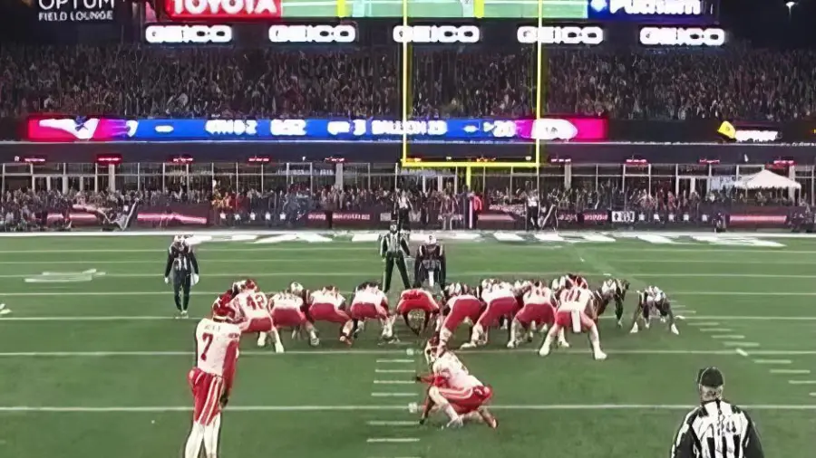 El staff del estadio creaba una aparente segunda pareja de postes. La práctica era permitida por las reglas anteriores, pero la NFL ahora exige que ambos equipos reciban exactamente la misma imagen.