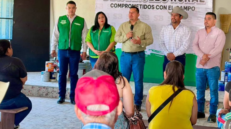 El alcalde Javier Flores Rodríguez entregó material de construcción para rehabilitar el Salón Ejidal de Santa Gertrudis, uno de los espacios comunitarios más importantes de la congregación.