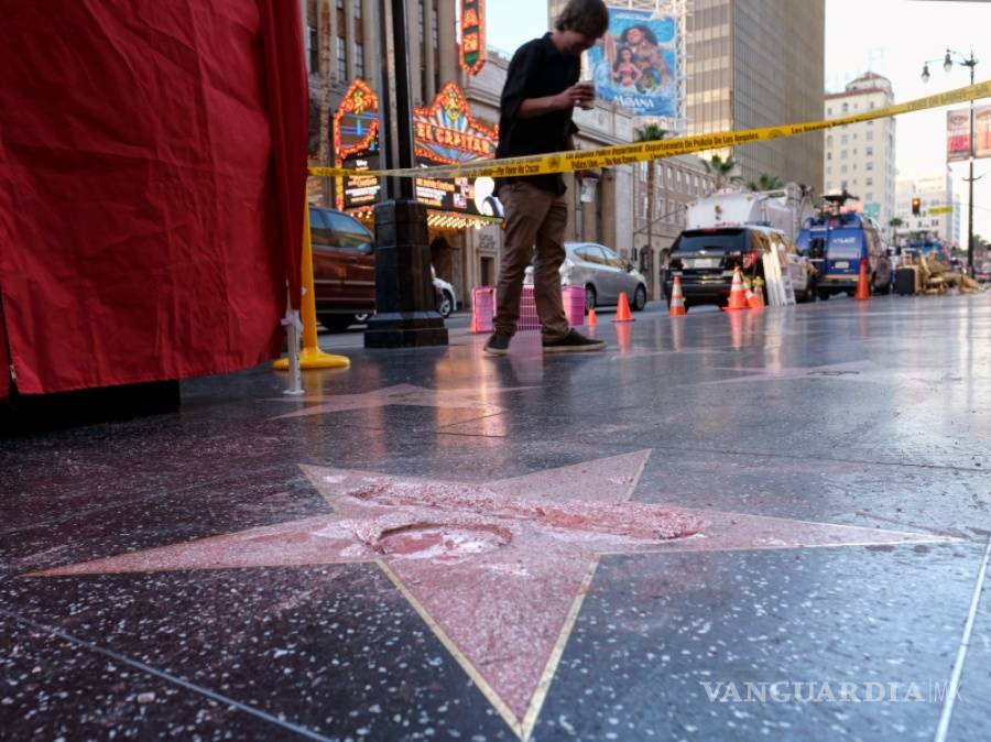 $!Destrozan la estrella de Donald Trump en el Paseo de la Fama