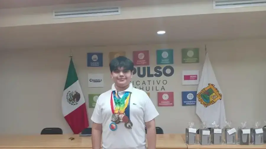 Luis Fabián Batres Burciaga, estudiante originario de Torreón, representará a México en la competencia internacional SIMCC 2026, que se celebrará en Singapur tras obtener una medalla de plata en la Olimpiada de Matemáticas de Asia y Singapur.