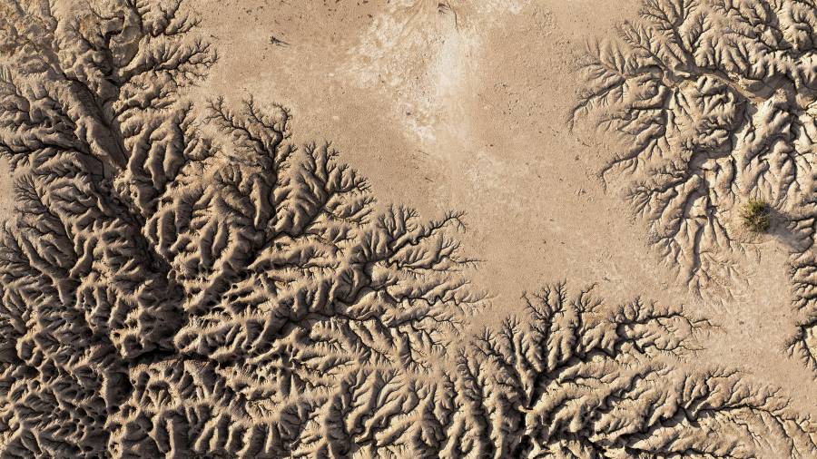 Daniel Bates Hurtado retrata desde el aire la huella de una tierra en agonía