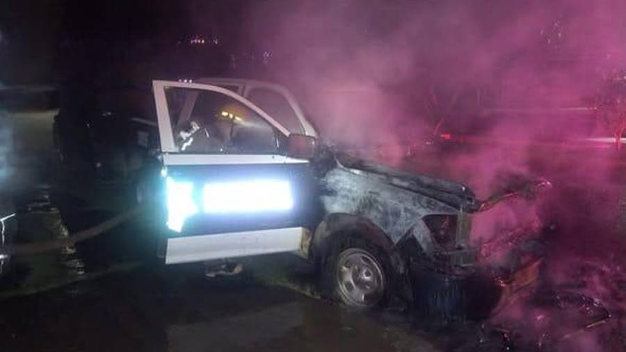 La patrulla quedó severamente dañada en su parte frontal tras el incendio.