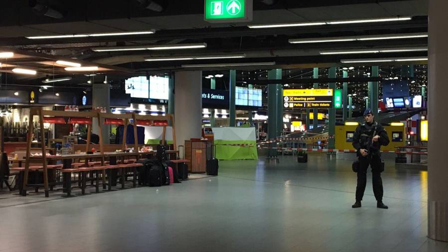 Hombre armado con un cuchillo causa alarma en el aeropuerto de Schiphol, en Amsterdam
