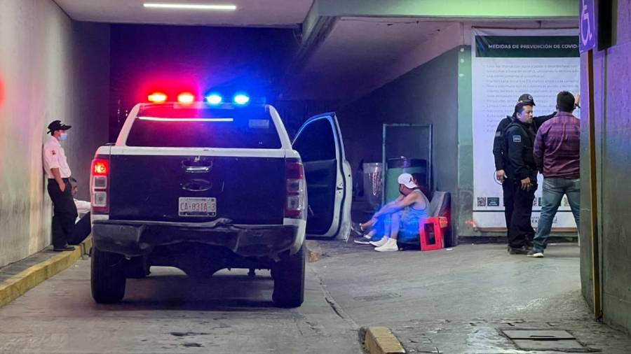 Paramédicos del GRUM atendieron al pepenador tras el impacto y lo trasladaron de urgencia a la Clínica 7.