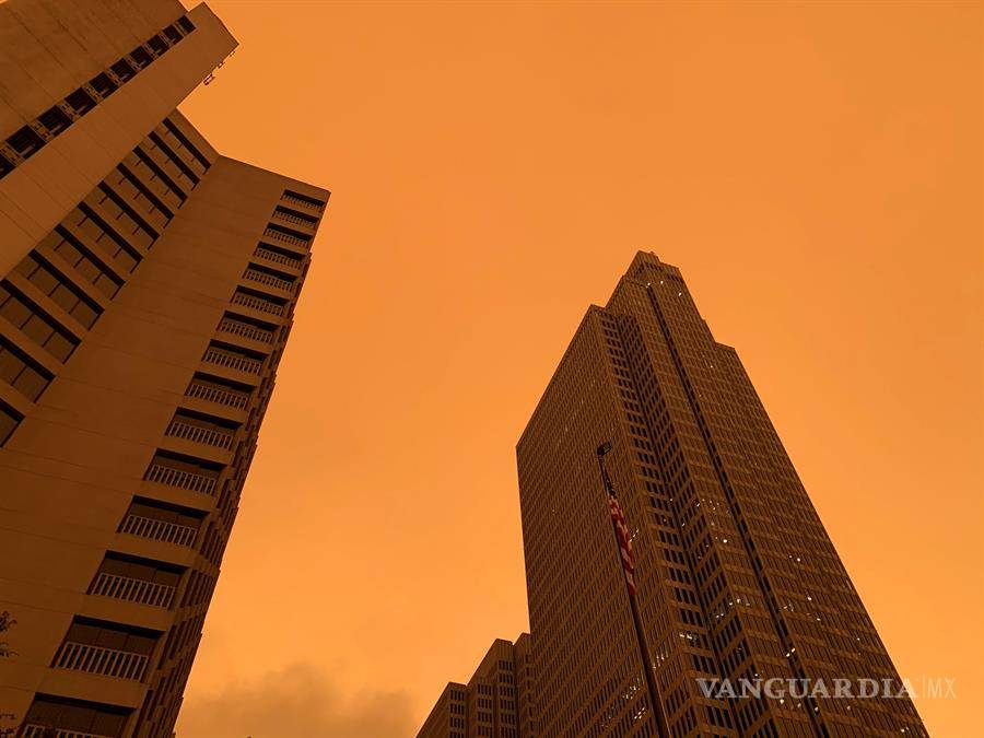 $!Incendios forestales pintan de un color naranja apocalíptico el cielo de San Francisco