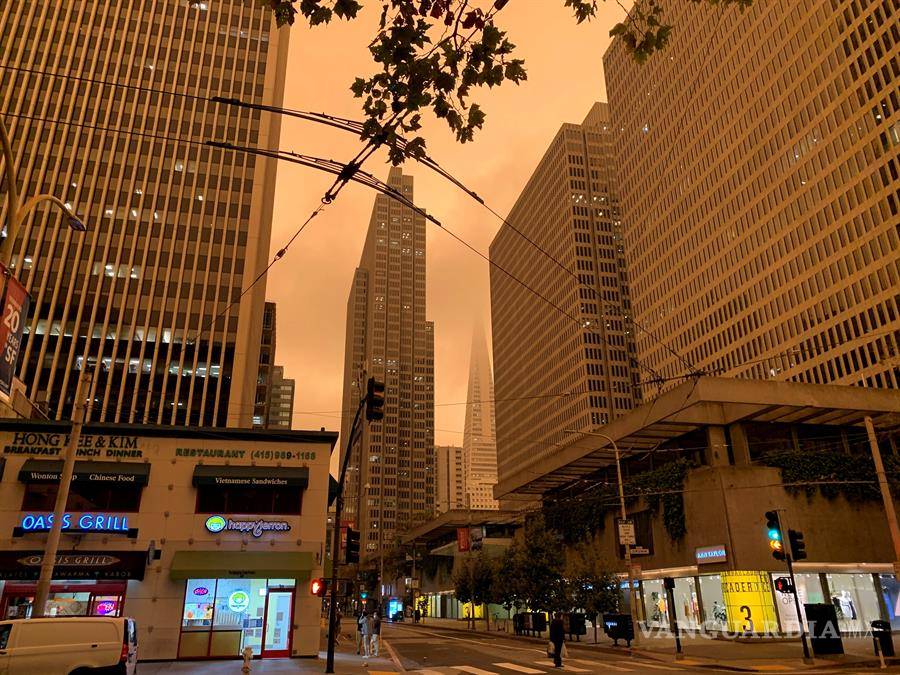 $!Incendios forestales pintan de un color naranja apocalíptico el cielo de San Francisco