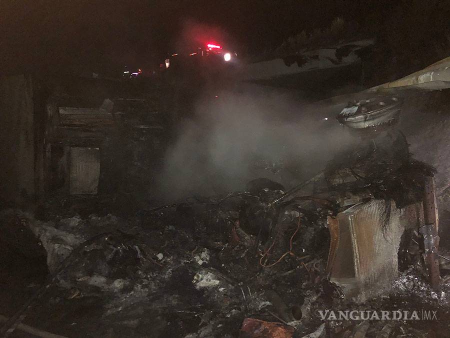 $!Trailero vuelca en la carretera Monterrey-Saltillo y se incendia su unidad