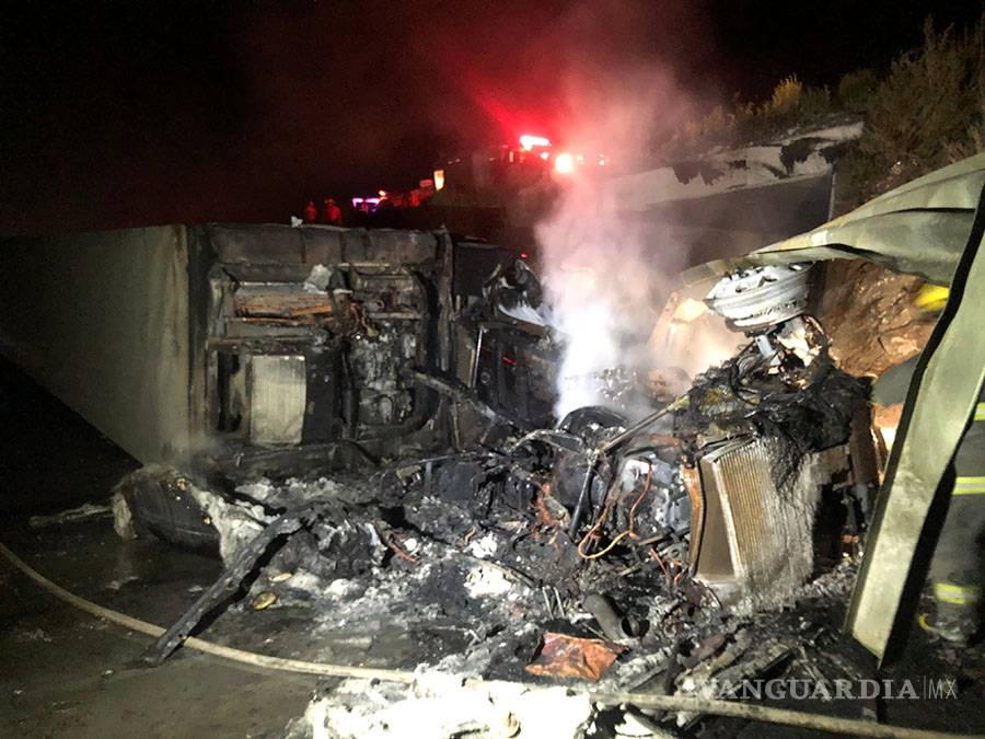 $!Trailero vuelca en la carretera Monterrey-Saltillo y se incendia su unidad