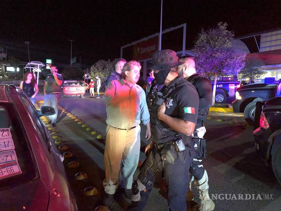 $!Conductores ebrios se pelean con policías en Saltillo