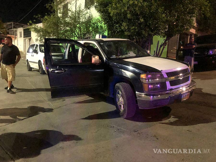$!Choca camioneta con taxi en Saltillo, por no obedecer el alto