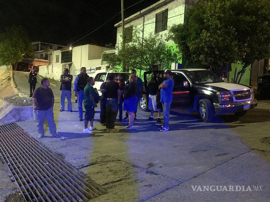 $!Choca camioneta con taxi en Saltillo, por no obedecer el alto