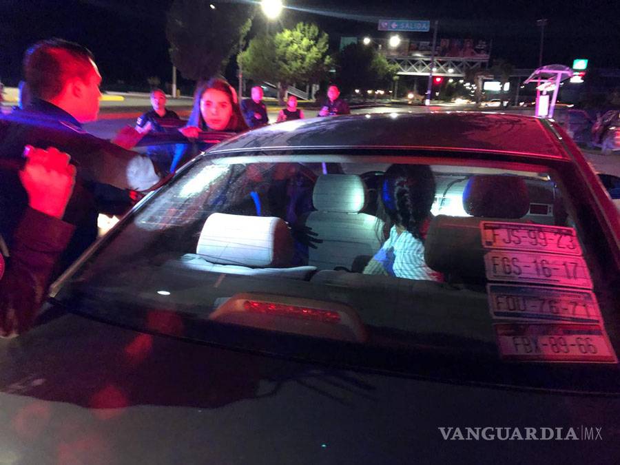$!Conductores ebrios se pelean con policías en Saltillo