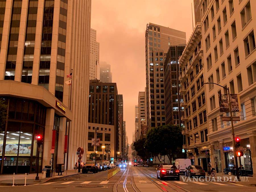 $!Incendios forestales pintan de un color naranja apocalíptico el cielo de San Francisco