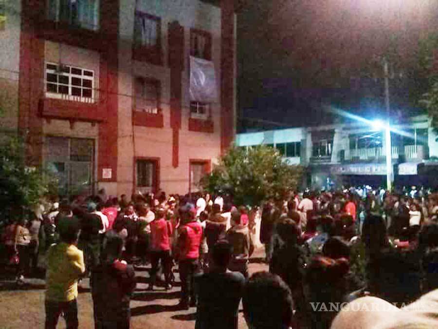 $!Por inseguridad, vecinos prenden fuego a alcadía en Hidalgo