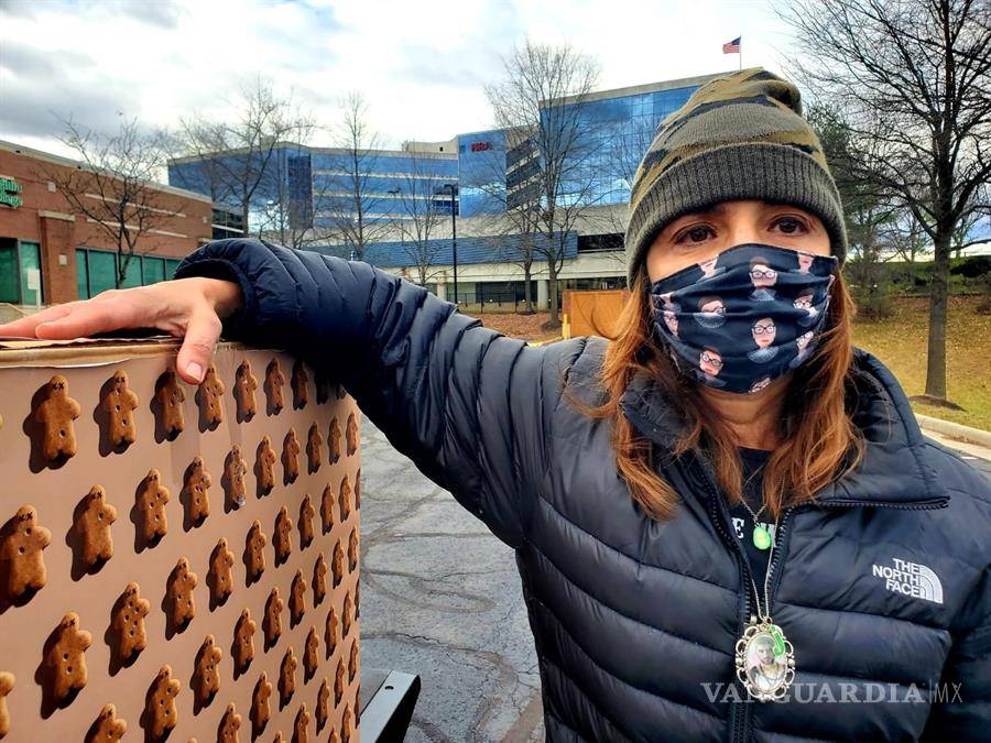 $!Padres de hijos fallecidos en Parkland regalan galletas con "balazos" a la NRA
