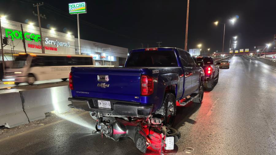 La camioneta afectada detuvo su marcha mientras se realizaban las diligencias en el lugar del accidente.