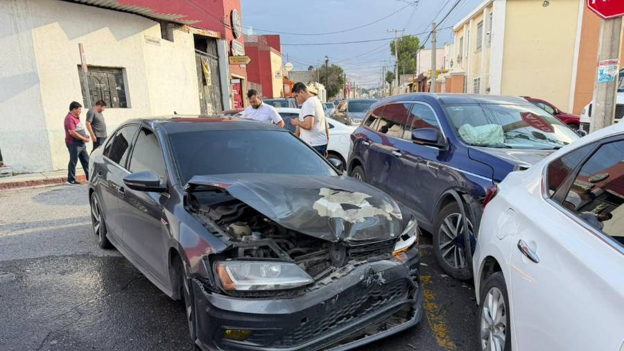 El fuerte impacto entre un Volkswagen Jetta y una camioneta Renault provocó que ambos vehículos terminaran contra un automóvil estacionado.