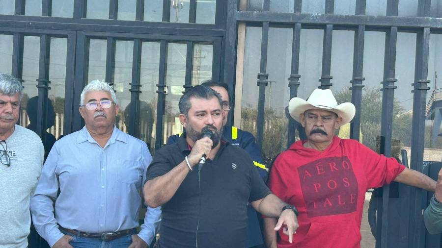 Exobreros de AHMSA se manifestaron en la Planta 1 para exigir justicia laboral y visibilizar el impacto emocional de la crisis.