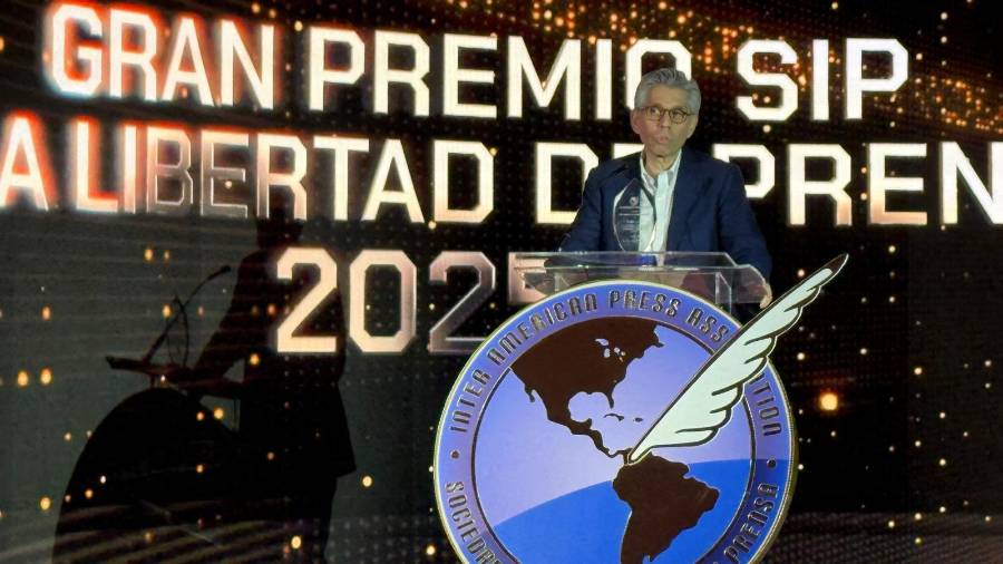 El periodista colombiano, quien hoy es directivo de TelevisaUnivision, tuvo que refugiarse en Estados Unidos ante las amenazas de muerte.