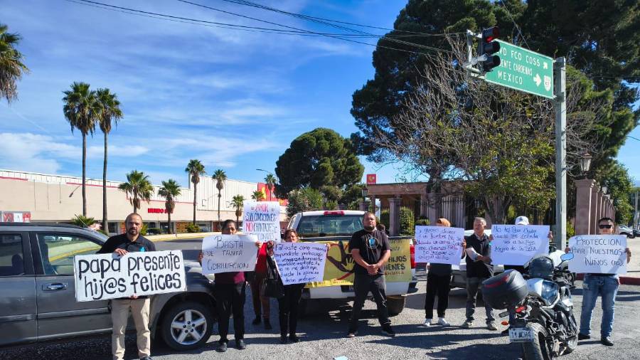 Integrantes de distintos colectivos realizaron una manifestación en el centro de Saltillo para denunciar presuntas irregularidades en juzgados familiares.
