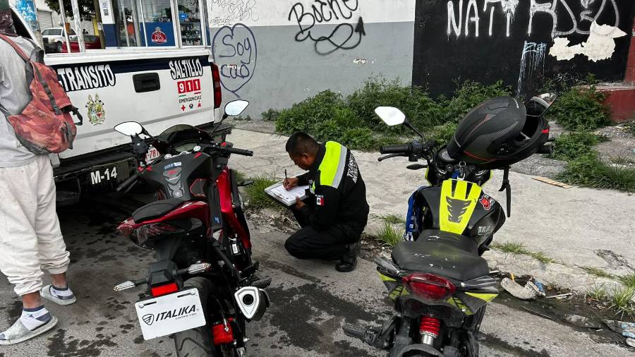 Elementos de Tránsito aseguran motocicletas cuando, además de detectar infracciones, sus conductores carecen de la documentación requerida.