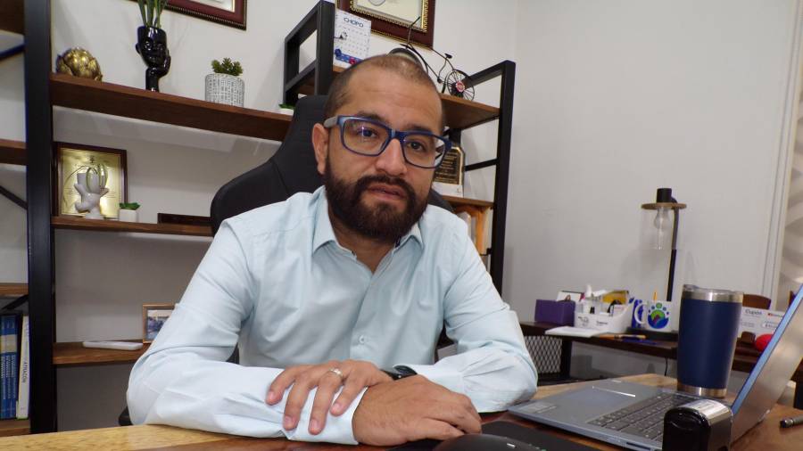 El doctor Jesús Suárez, representante de la Asociación Psiquiátrica Mexicana Capítulo Coahuila, explicó que la escasez de psiquiatras en México afecta la calidad y el tiempo de atención a los pacientes en instituciones públicas.