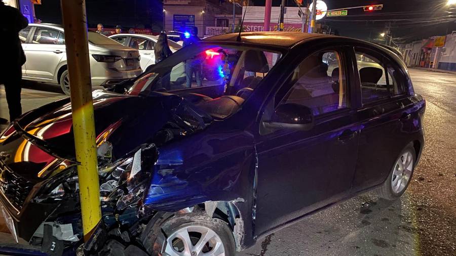 El Nissan presentó daños de consideración en la parte frontal tras impactarse contra la estructura.
