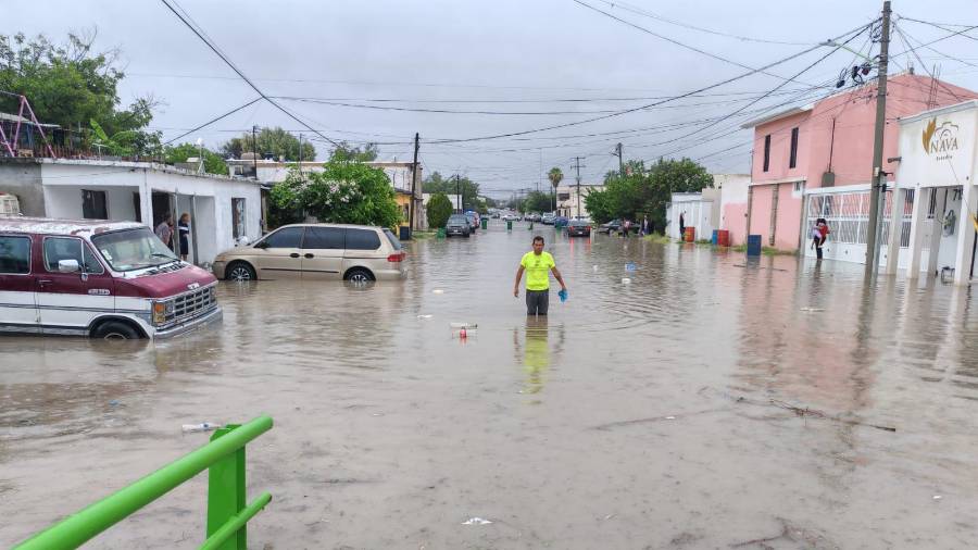 Varias calles de Frontera permanecieron anegadas tras el desbordamiento, con vehículos atrapados y circulación restringida.