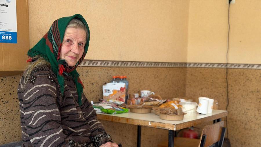 Nina Ivanova en un centro de evacuación en Sloviansk, Ucrania. Ella y sus hijas se arriesgaron y emprendieron la marcha, como lo han hecho otros ucranianos antes que ellas a lo largo de la línea del frente.