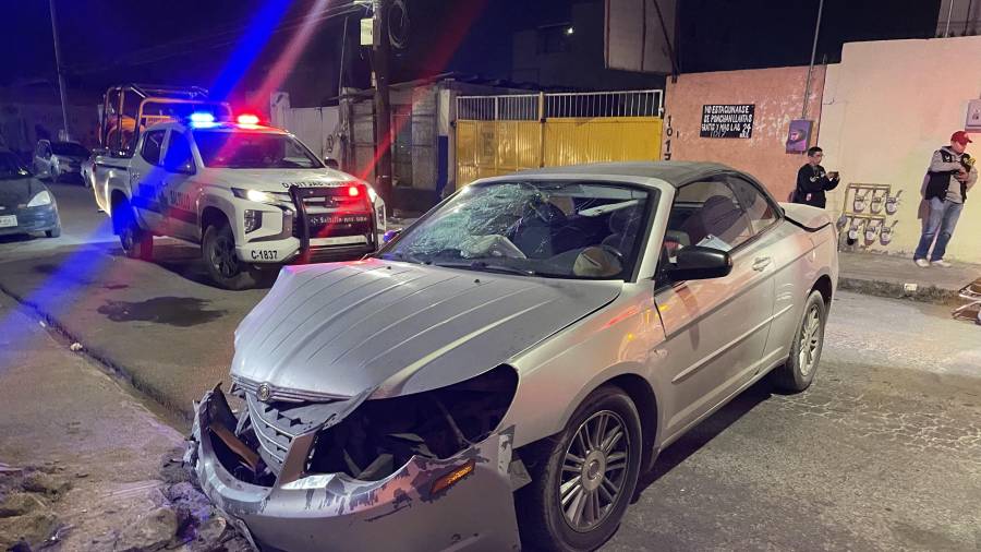 El auto resintió severos daños en su carrocería.