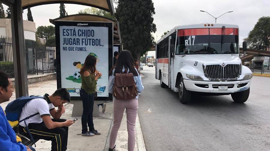 Problemático. El servicio de transporte público de Saltillo enfrenta variadas críticas, la principal es la que señala la frecuencia en la que pasan la unidades, que obliga a los usuarios a largas esperas.