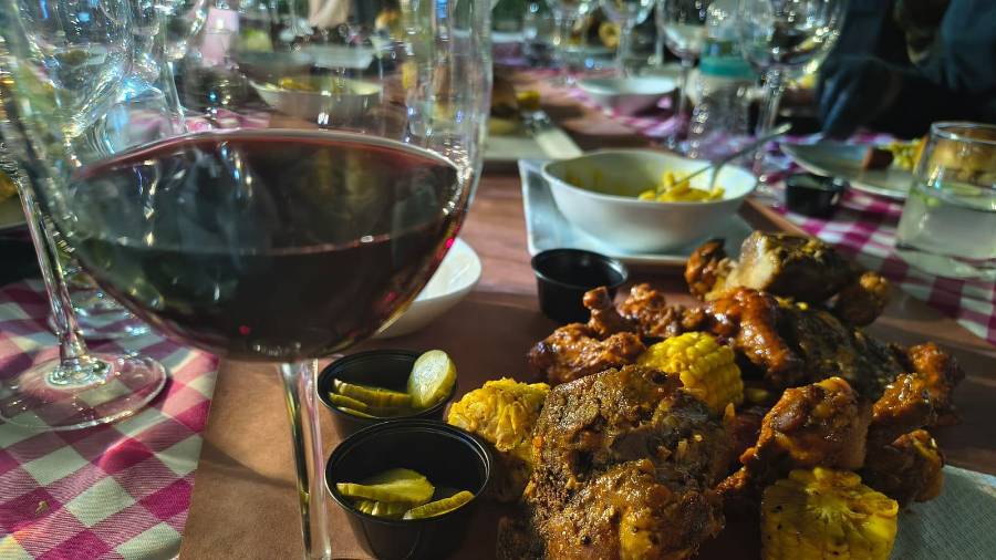 El segundo tiempo de esta cena constó de alitas, costillas, elote dulce, salchicha ahumada, macarrones con queso y un sándwich de brisket.