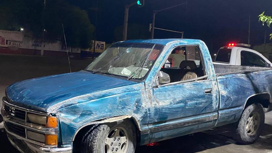 La camioneta terminó volcada tras impactarse contra un camellón lateral en el bulevar Felipe Berriozábal, donde el conductor perdió el control de la unidad durante la madrugada.