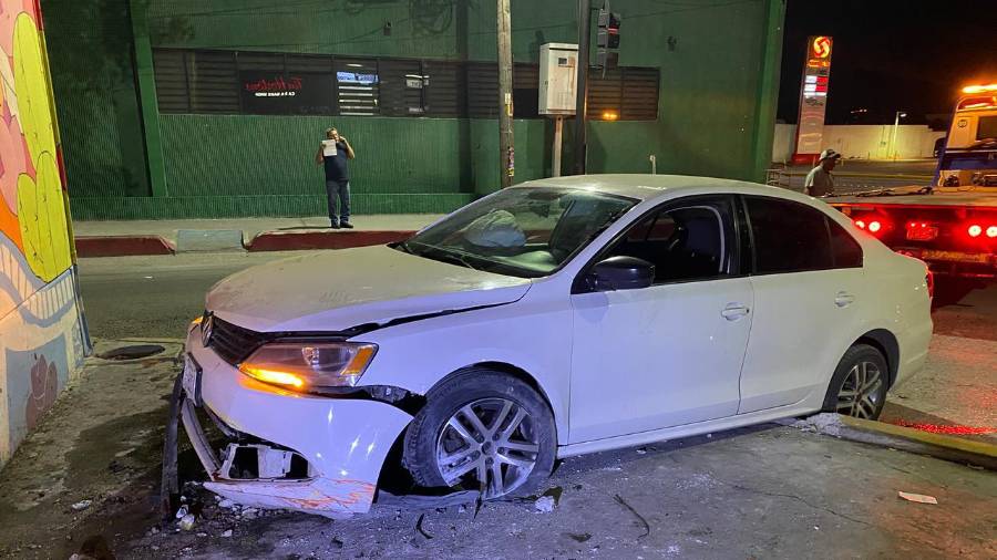 El Volkswagen Jetta terminó con daños considerables tras impactarse contra el cordón cuneta del puente vehicular.