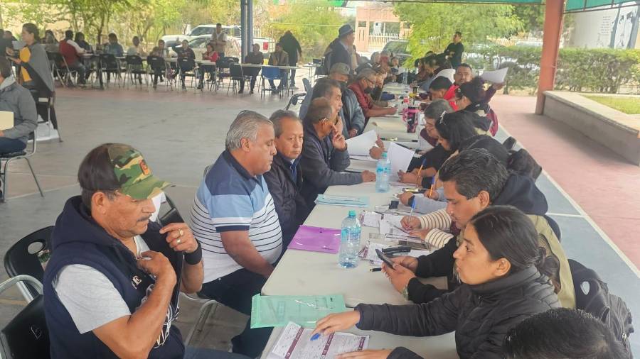 Beneficiarios acuden por su tarjeta bancaria a la antigua Facultad de Ciencias Políticas de la UAC.