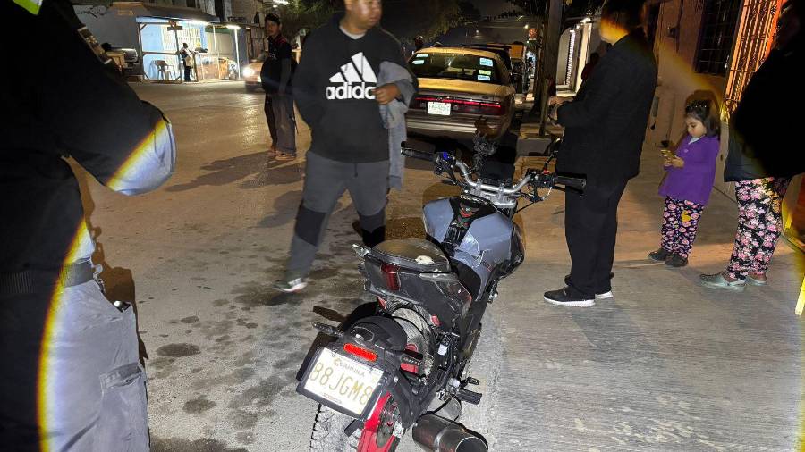 La motocicleta quedó proyectada hacia el lado opuesto de la vialidad, mientras el menor permanecía lesionado sobre la banqueta.