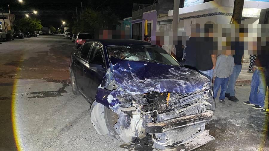 Debido a la fuerza del impacto, el automóvil Volkswagen giró 180 grados y terminó en sentido contrario a la circulación, con severos daños en la parte frontal de la unidad.