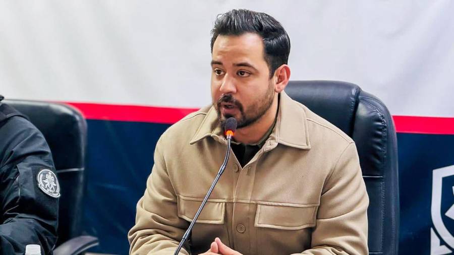 Autoridades municipales supervisan bares como parte del nuevo programa “Servicio Seguro”.