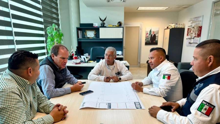 Personal de Obras Públicas y Tránsito supervisa las adecuaciones viales en la zona de trabajos.