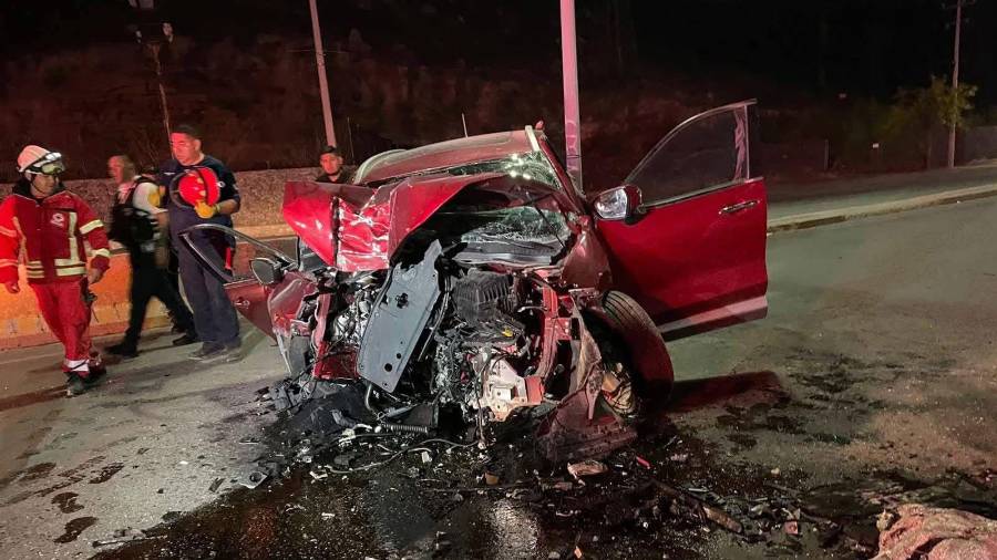 La camioneta quedó completamente destrozada tras el impacto contra la estructura del puente en el bulevar Harold R. Pape.