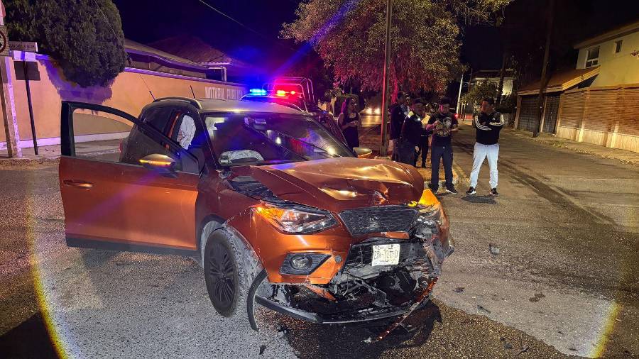 El accidente dejó como saldo cuantiosos daños materiales.