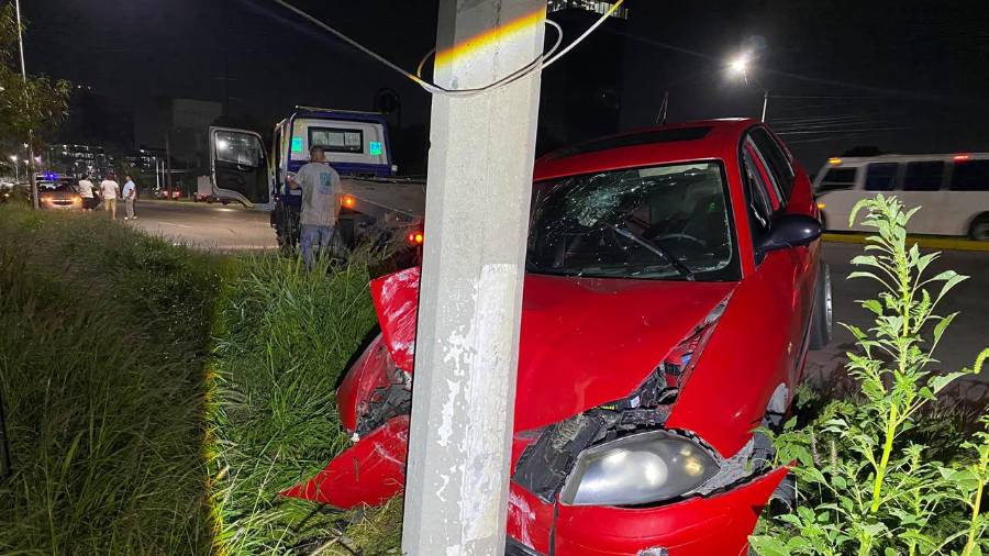 El conductor escapó del lugar tras abandonar el Seat Ibiza con severos daños por el impacto.