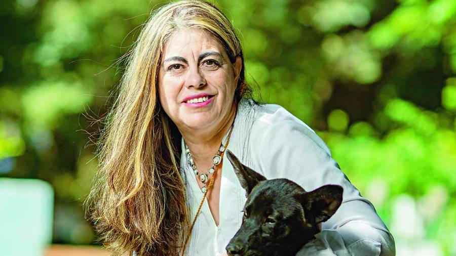 Liliana Coronado con su perro en el Parque Ecológico La Aurora. Foto: