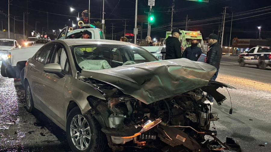 El impacto ocurrió durante la madrugada en el cruce del Periférico Luis Echeverría Álvarez y la avenida 20 de Noviembre.