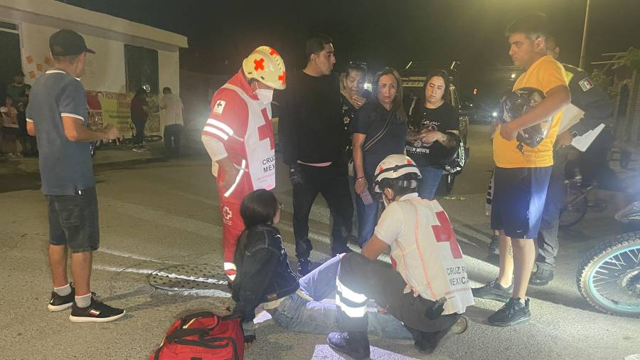 Paramédicos de la Cruz Roja atendieron a las personas lesionadas.