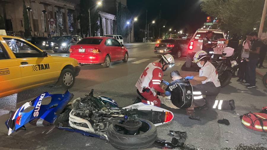 Paramédicos de la Cruz roja atendieron al lesionado.